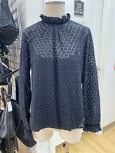Load image into Gallery viewer, Gap eyelet top M