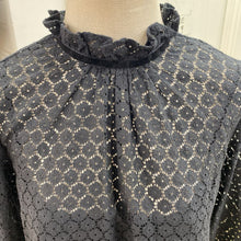 Load image into Gallery viewer, Gap eyelet top M