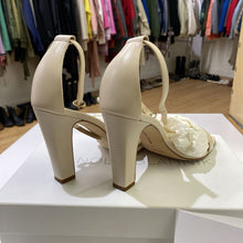 Load image into Gallery viewer, Manolo Blahnik Tessara sandals 36