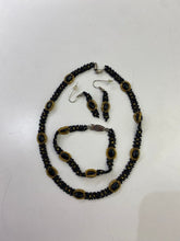 Load image into Gallery viewer, Vintage Mi'kmaq beaded set