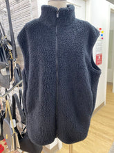 Load image into Gallery viewer, Uniqlo fuzzy vest XXL