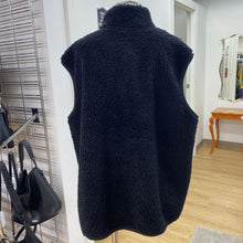 Load image into Gallery viewer, Uniqlo fuzzy vest XXL