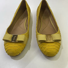 Load image into Gallery viewer, Salvatore Ferragamo embossed shoes 9.5