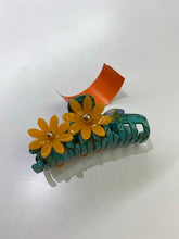 Load image into Gallery viewer, Lele Sadoughi Petunia claw clip