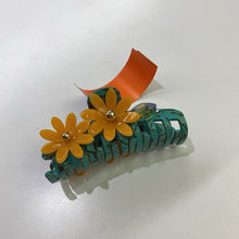 Load image into Gallery viewer, Lele Sadoughi Petunia claw clip