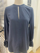 Load image into Gallery viewer, Equipment silk top XS NWT