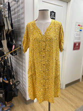 Load image into Gallery viewer, Aventura floral dress M
