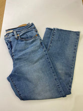 Load image into Gallery viewer, Levis wedgie straight jeans 31