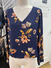 Load image into Gallery viewer, Babaton floral top L