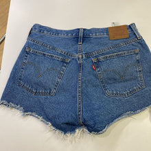 Load image into Gallery viewer, Levis denim shorts 30