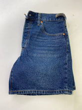 Load image into Gallery viewer, Levis 501 denim shorts 31