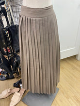 Load image into Gallery viewer, Harry Rosen vintage pleated wool skirt 6