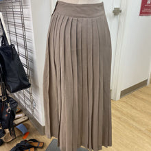 Load image into Gallery viewer, Harry Rosen vintage pleated wool skirt 6