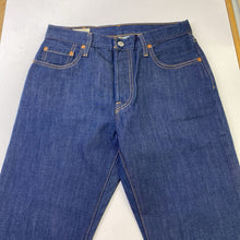 Load image into Gallery viewer, Levis 501 button fly jeans 28