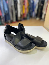 Load image into Gallery viewer, Eileen Fisher sandals 7