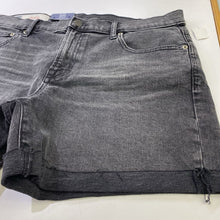 Load image into Gallery viewer, Gap shorts 32 NWT