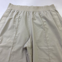 Load image into Gallery viewer, Lululemon light capris 10