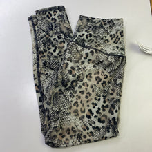 Load image into Gallery viewer, Animal print leggings