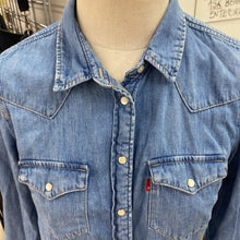 Load image into Gallery viewer, Levis denim shirt S
