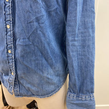 Load image into Gallery viewer, Levis denim shirt S