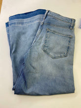 Load image into Gallery viewer, Gap wide leg jeans 27