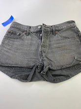Load image into Gallery viewer, Levis denim shorts 28