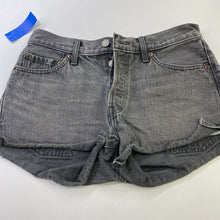 Load image into Gallery viewer, Levis denim shorts 28