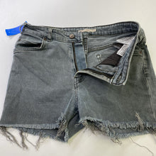 Load image into Gallery viewer, Levis denim shorts 28