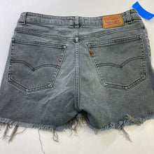 Load image into Gallery viewer, Levis denim shorts 28