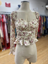 Load image into Gallery viewer, ASTR floral top M