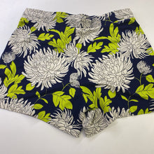 Load image into Gallery viewer, Cabi pull on shorts S