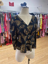 Load image into Gallery viewer, DKNY satiny top M