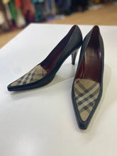 Load image into Gallery viewer, Burberry vintage pumps 39.5
