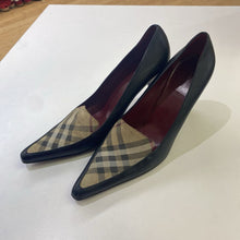 Load image into Gallery viewer, Burberry vintage pumps 39.5