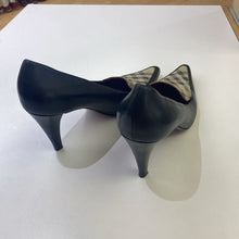 Load image into Gallery viewer, Burberry vintage pumps 39.5