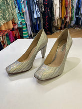 Load image into Gallery viewer, Pour La Victoire iridescent croc print pumps 7