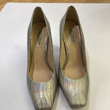 Load image into Gallery viewer, Pour La Victoire iridescent croc print pumps 7