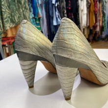 Load image into Gallery viewer, Pour La Victoire iridescent croc print pumps 7