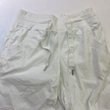 Load image into Gallery viewer, Lululemon capri 6