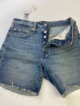 Load image into Gallery viewer, Levis 501 denim shorts 26