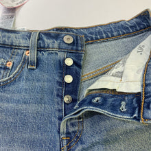 Load image into Gallery viewer, Levis 501 denim shorts 26
