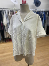 Load image into Gallery viewer, Uniqlo shirt M