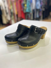 Load image into Gallery viewer, Clarks clogs 6.5