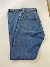 Load image into Gallery viewer, Levis 501 jeans 23