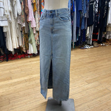 Load image into Gallery viewer, Levis denim skirt 24