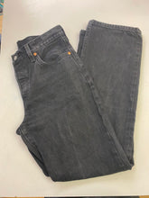 Load image into Gallery viewer, Levis 501 90s Jeans 28