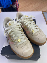 Load image into Gallery viewer, Adidas sneakers 5.5/6