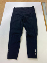 Load image into Gallery viewer, 2XU capri leggings M