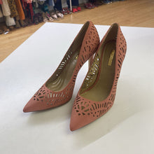 Load image into Gallery viewer, BCBG Generation perforated pumps 8.5