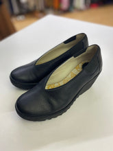Load image into Gallery viewer, Fly London wedges 37